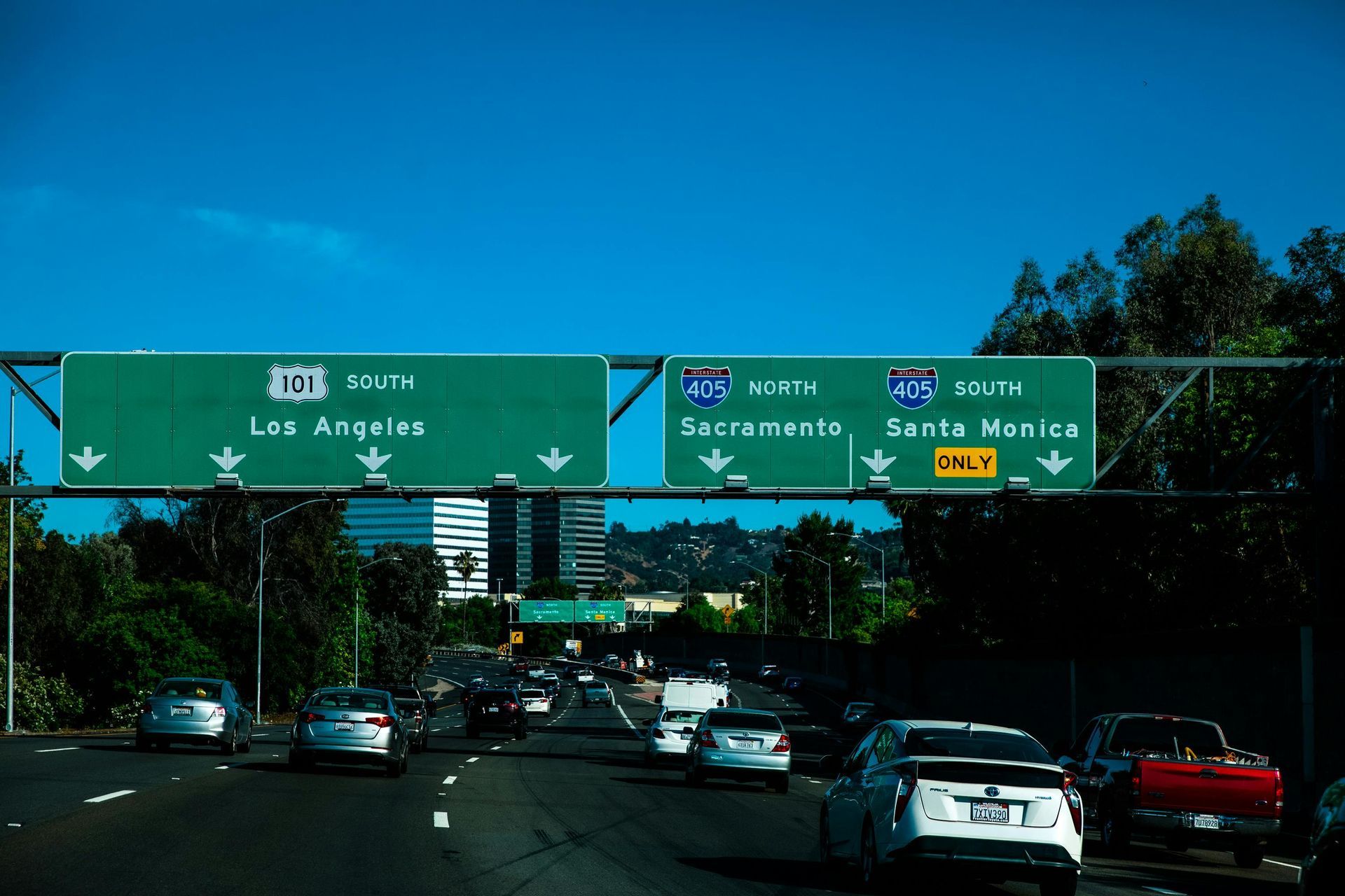 Highway traffic under freeway signs to Sacramento